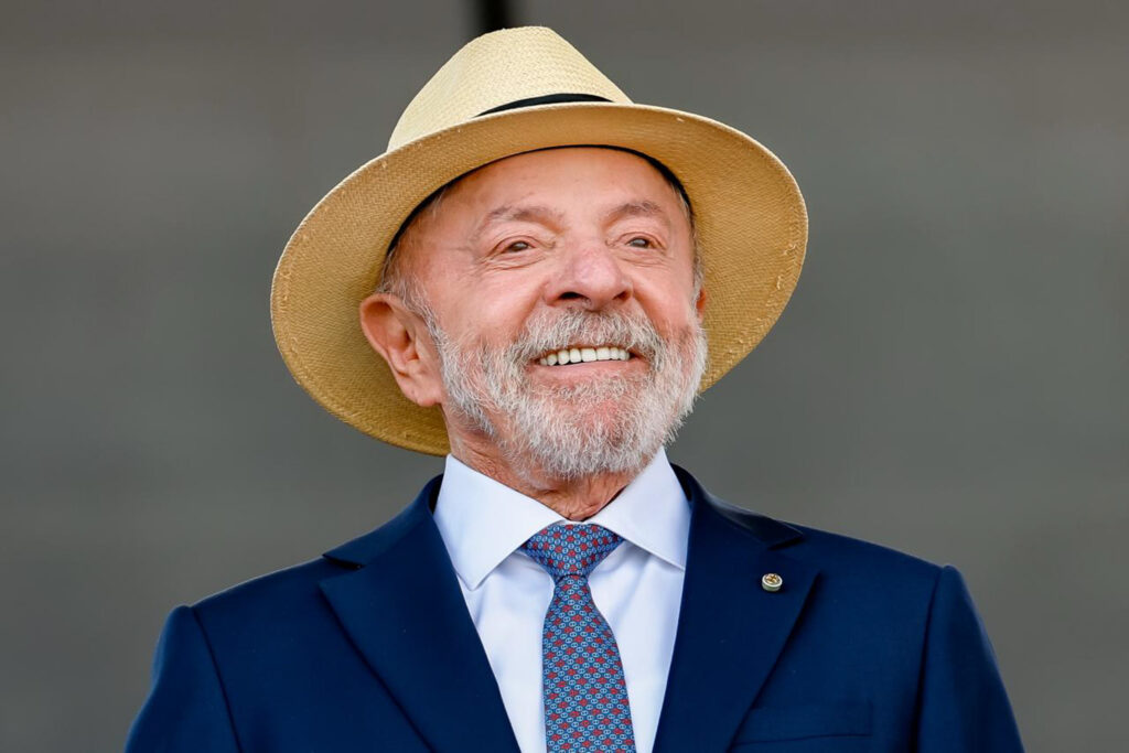 Vantagem de Flávio Bolsonaro sobre Lula diminui em Catalão; presidente é reeleito